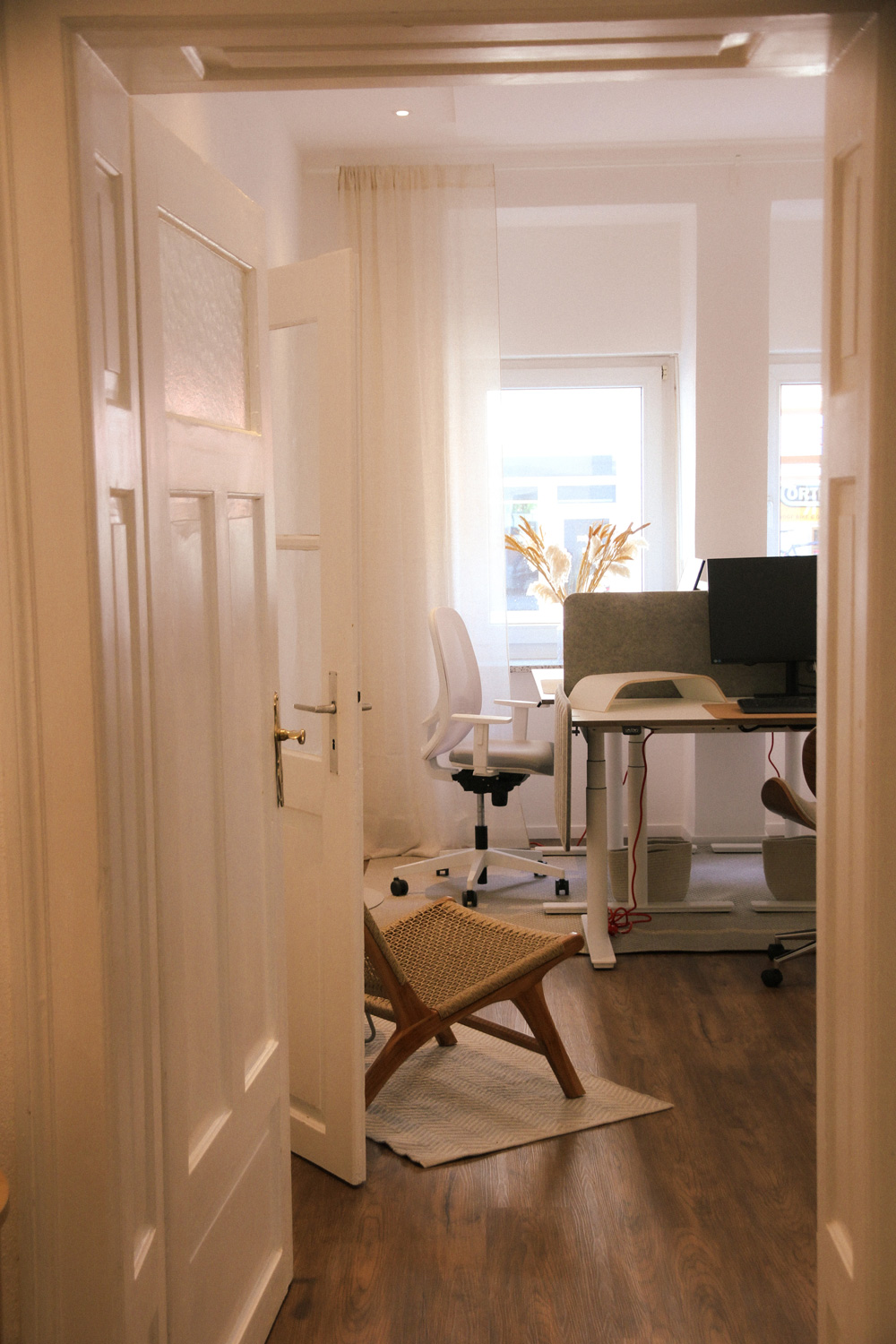 Schreibtisch in klimatisiertem Büro - Desk 7